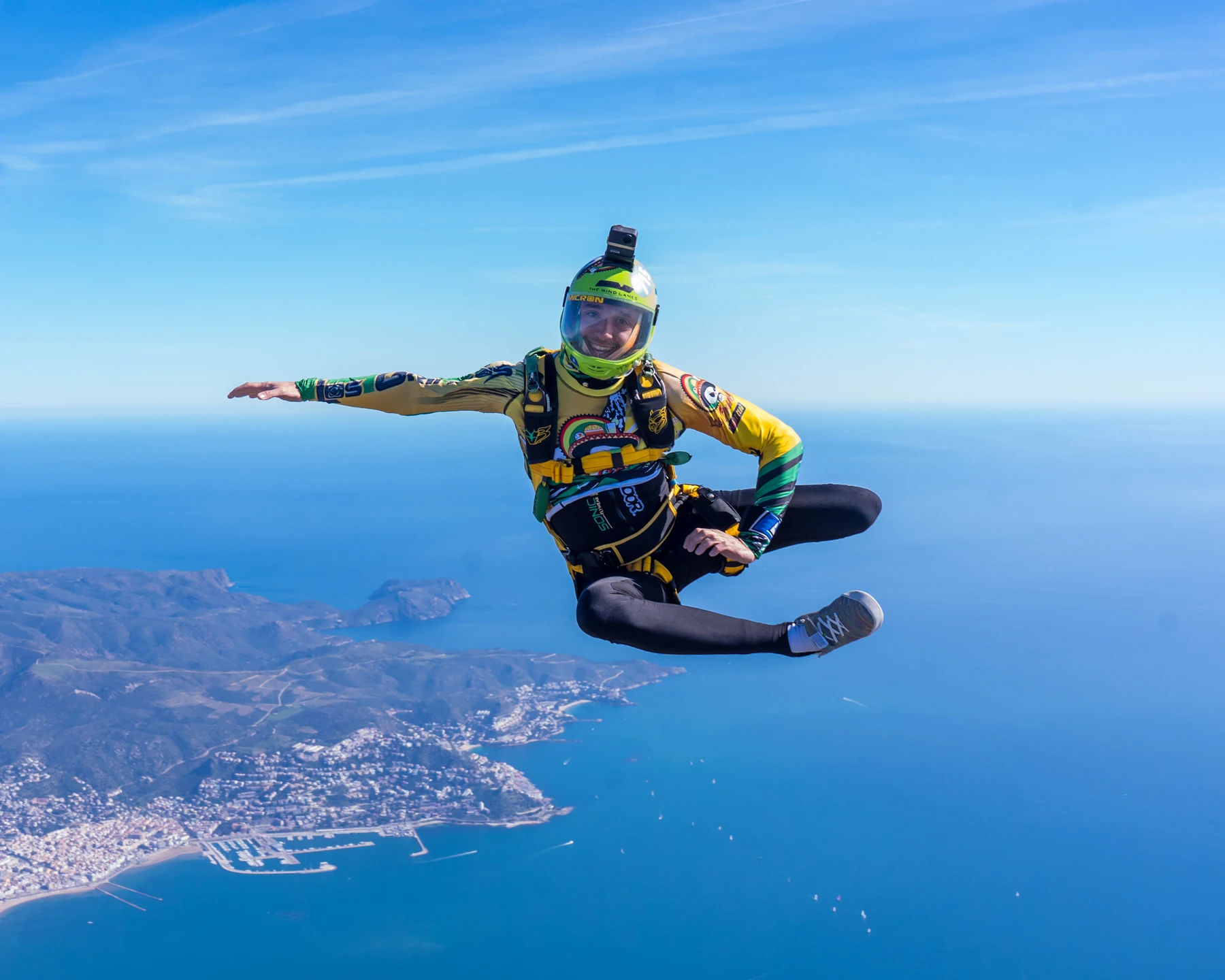 Parachutiste Los Gringos en tenue sublimée en chute libre au-dessus de la côte.